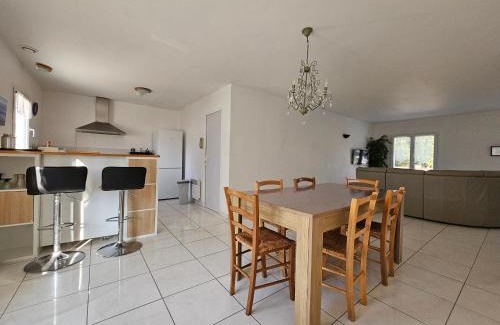 La Faute-sur-Mer Casa | Villa lumineuse et confortable, à 600m de la plage, proche commerces, jardin et WiFi inclus - FR-1-476-26