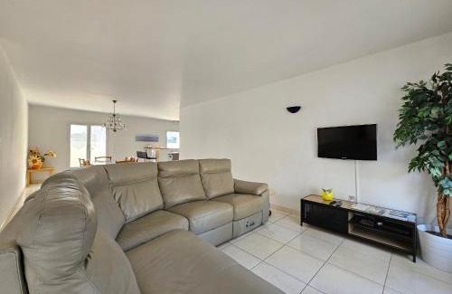 La Faute-sur-Mer Casa | Villa lumineuse et confortable, à 600m de la plage, proche commerces, jardin et WiFi inclus - FR-1-476-26
