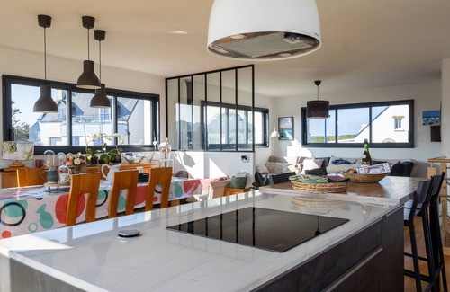 Plougasnou Villa | Villa 'Lumineuse Vue Mer 150m Plage' con vistas al mar, terraza privada y Wi-Fi