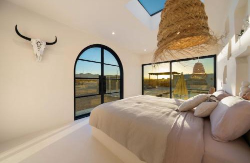 Joshua Tree Casa | Villa Luna Ibiza villa w pool rooftop deck