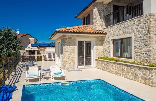 Linardici Casa | Villa LURDA con magníficas vistas al mar y piscina climatizada.