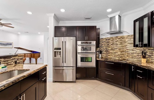 Tamiami Villa | Villa Luxe 5BR Pool & Jacuzzi Fire Pit Piano Pool Table in brilliant Miami