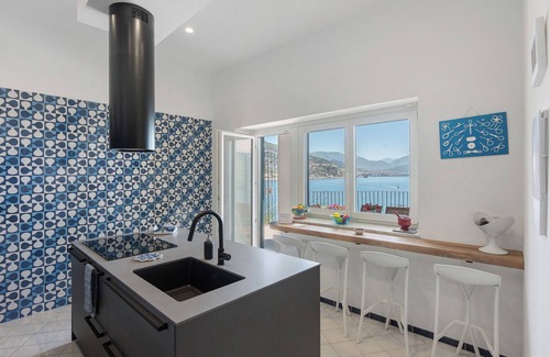 Vietri sul Mare Villa | Villa 'Luxury A Strapiombo Sul Mare' con vistas al mar, Wi-Fi y aire acondicionado