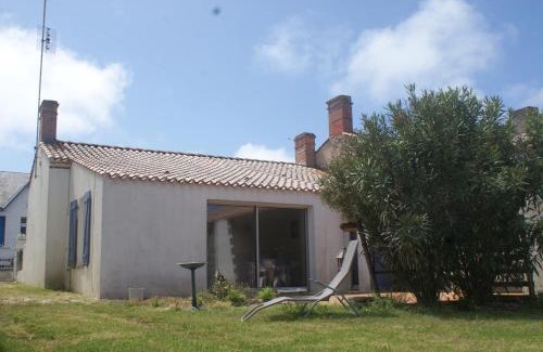 Saint-Gilles-Croix-de-Vie Casa | Villa maraichine rénovée, grand jardin et wifi, entre Plage et Marché