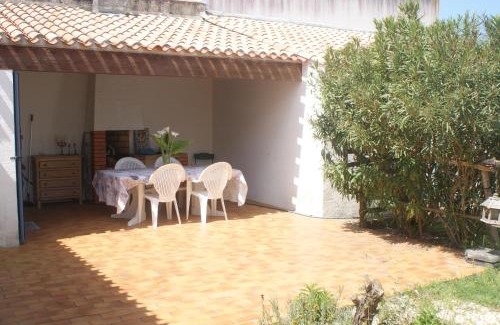 Saint-Gilles-Croix-de-Vie Casa | Villa maraichine rénovée, grand jardin et wifi, entre Plage et Marché