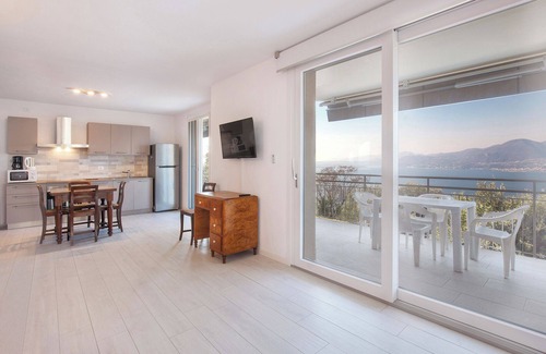 Albisano Apartamento | Villa Malù - APT Amalia - Vista a la piscina y al lago