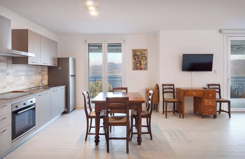 Albisano Apartamento | Villa Malù - APT Amalia - Vista a la piscina y al lago