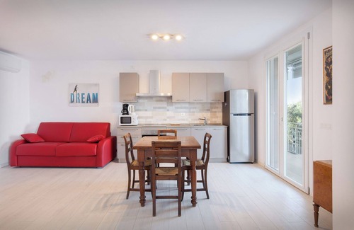 Albisano Apartamento | Villa Malù - APT Amalia - Vista a la piscina y al lago