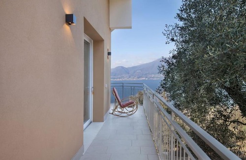 Albisano Apartamento | Villa Malù - APT Mara - Piscina e vista lago