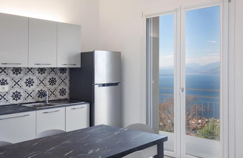 Albisano Apartamento | Villa Malù - APT Mara - Piscina e vista lago