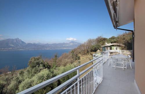 Albisano Apartamento | Villa Malù - APT Mara - Piscina e vista lago