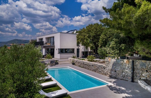 Kastel Kambelovac Villa | Villa Maremonte with Pool