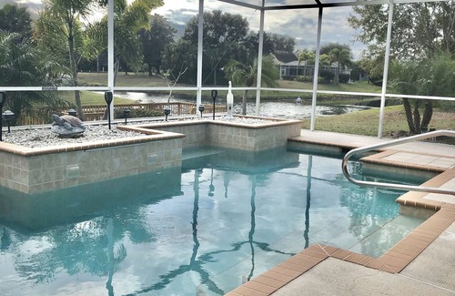 White Marsh Villa | FRENTE AL AGUA, ESPECTACULAR 3BDRM, 3,5 BAÑOS, MUELLE, DOS SUITES MAESTROS Y MÁS