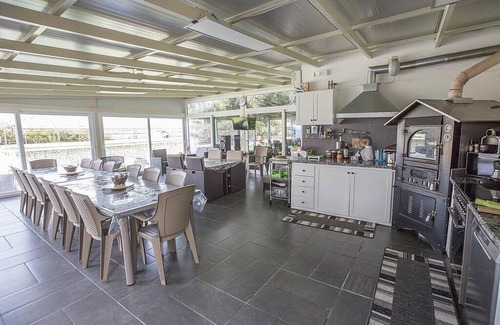 Casteldaccia Villa | Villa Maristella: Una espaciosa villa de dos pisos ubicada directamente en la playa.
