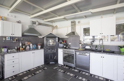 Casteldaccia Villa | Villa Maristella: Una espaciosa villa de dos pisos ubicada directamente en la playa.