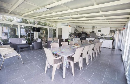 Casteldaccia Villa | Villa Maristella: Una espaciosa villa de dos pisos ubicada directamente en la playa.
