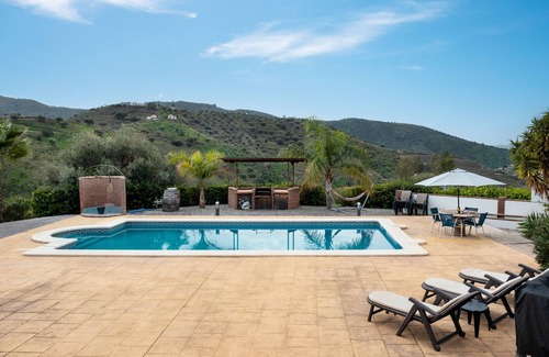 Canillas de Aceituno Villa | Villa 'Marylou' con vistas a la montaña, Wi-Fi y aire acondicionado