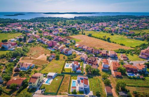 Valbandon Villa | Villa Mateo with heated pool