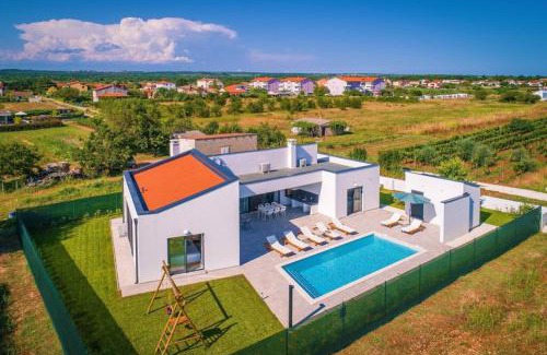 Valbandon Villa | Villa Mateo with heated pool