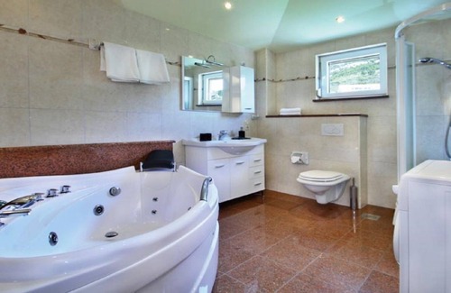 Krvavica Apartamento | Villa Matija **** PISCINA CLIMATIZADA, CERCA DE LA PLAYA, WiFi, APARCAMIENTO
