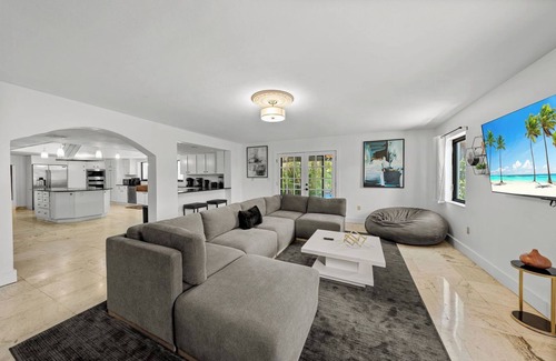 West Little Havana Casa | Villa Maya: 12 BR, 14k sq. ft. estate with pool, pickle ball, bball, disco club!