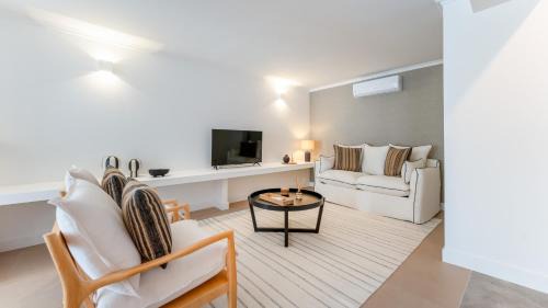 Praia da Luz Casa | Villa Maya Luxurious House With Pool by LovelyStay