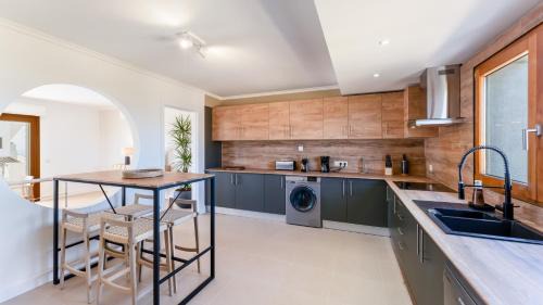 Praia da Luz Casa | Villa Maya Luxurious House With Pool by LovelyStay