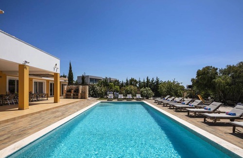Mato Serrao Villa | Impresionante gran familia divertido villa con playa artificial, piscina climatizada, sala de juegos
