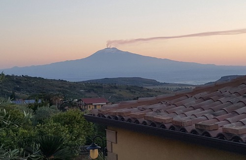 Scordia Villa | "VILLA MELINA 1934" con piscina exterior y veranda frente al volcán "Etna"