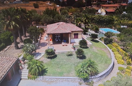 Scordia Villa | "VILLA MELINA 1934" con piscina exterior y veranda frente al volcán "Etna"