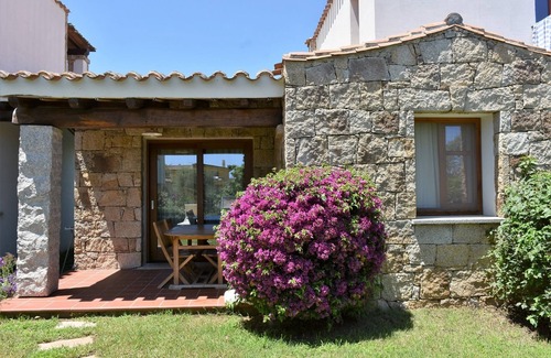 Lotzorai Apartamento | Villa Menhir. Mediterranean garden. Mountain view.