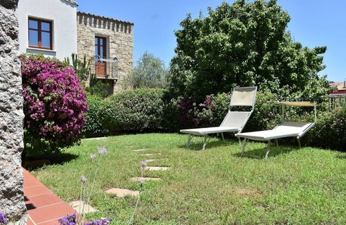 Lotzorai Apartamento | Villa Menhir. Mediterranean garden. Mountain view.