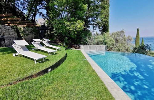 Padenghe sul Garda Villa | VILLA MICHELLE - Amazing view- Pool- Beach front