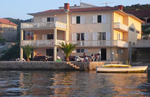 Tivat Apartamento | Villa Milovic, 3 appartements les pieds dans l'eau!