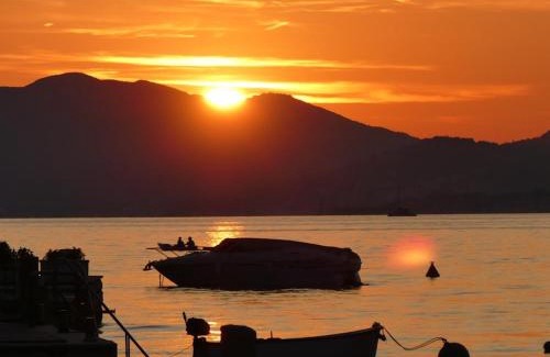 Tivat Apartamento | Villa Milovic, 3 appartements les pieds dans l'eau!