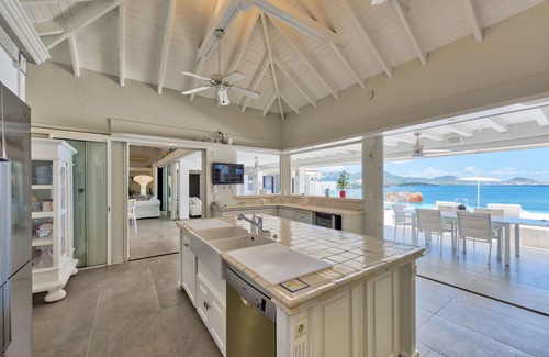 Les Terres Basses Villa | Exclusivo enclave cerrado, frente al mar, a corta distancia de la playa, aire acondicionado, WIFI gratuito, piscina climatizada.