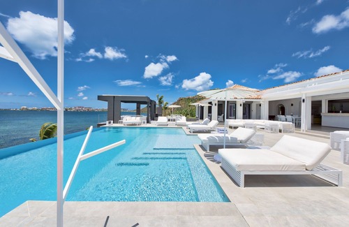 Les Terres Basses Villa | Exclusivo enclave cerrado, frente al mar, a corta distancia de la playa, aire acondicionado, WIFI gratuito, piscina climatizada.