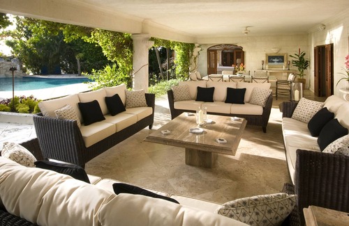 Weston Casa | Villa Moon Reach is located as you drive to the entrance passing the avenue of royal palms