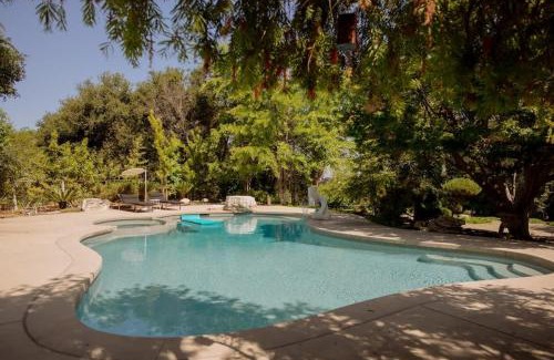 Los Angeles Casa | Villa Mountain Getaway with a Pool Hot Tub 5 Beds