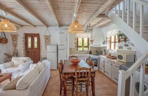 Evreti Casa | Villa Mystique - Encantador, sereno con piscina y mágicas vistas al mar.