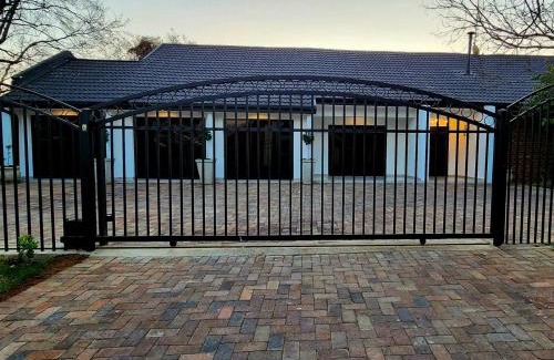 Potchefstroom Casa | Villa-né Guesthouse