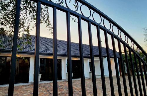 Potchefstroom Casa | Villa-né Guesthouse