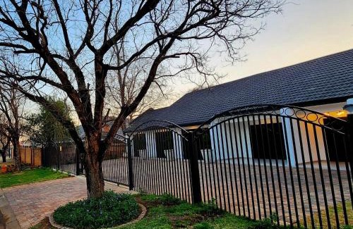 Potchefstroom Casa | Villa-né Guesthouse