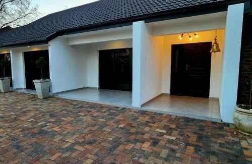 Potchefstroom Casa | Villa-né Guesthouse