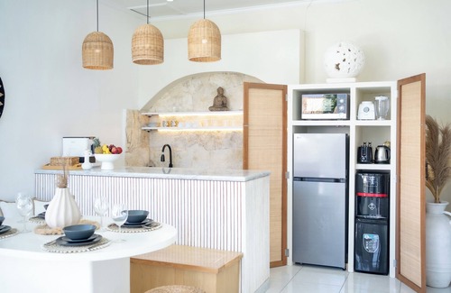 Batu Bolong Villa | Villa Nair NEW stylish 3BR Canggu with large pool, projector & green field view