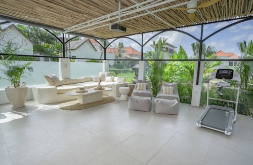 Batu Bolong Villa | Villa Nair NEW stylish 3BR Canggu with large pool, projector & green field view
