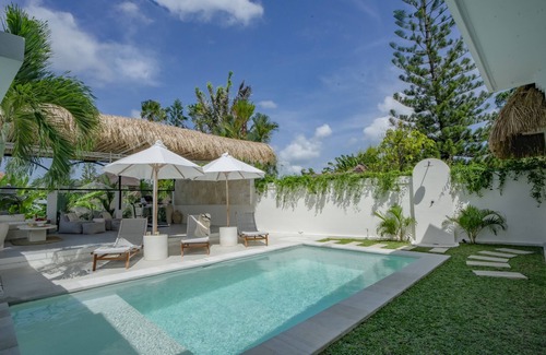 Batu Bolong Villa | Villa Nair NEW stylish 3BR Canggu with large pool, projector & green field view