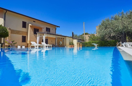 Sant'Onofrio Villa | Villa Natino con piscina y jardín.