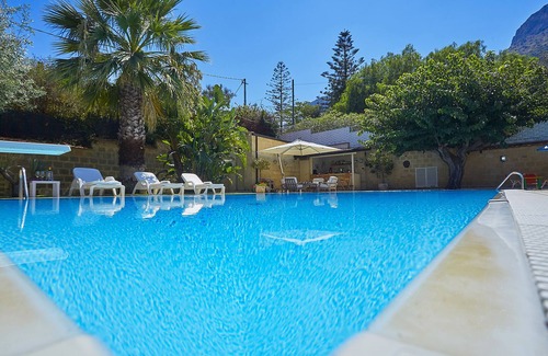 Sant'Onofrio Villa | Villa Natino con piscina y jardín.