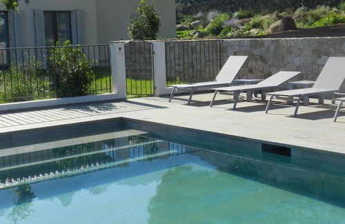 Calenzana Villa | Casa Catalina villa nueva con aire acondicionado corazón pueblo jardín piscina mar y montaña
